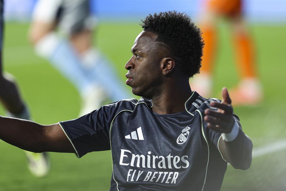 世界杯客户端升级说明-不顾皇马输赢只想炫技 1.5亿巨星彩虹过人却出糗 遭球迷狂嘘+哄笑